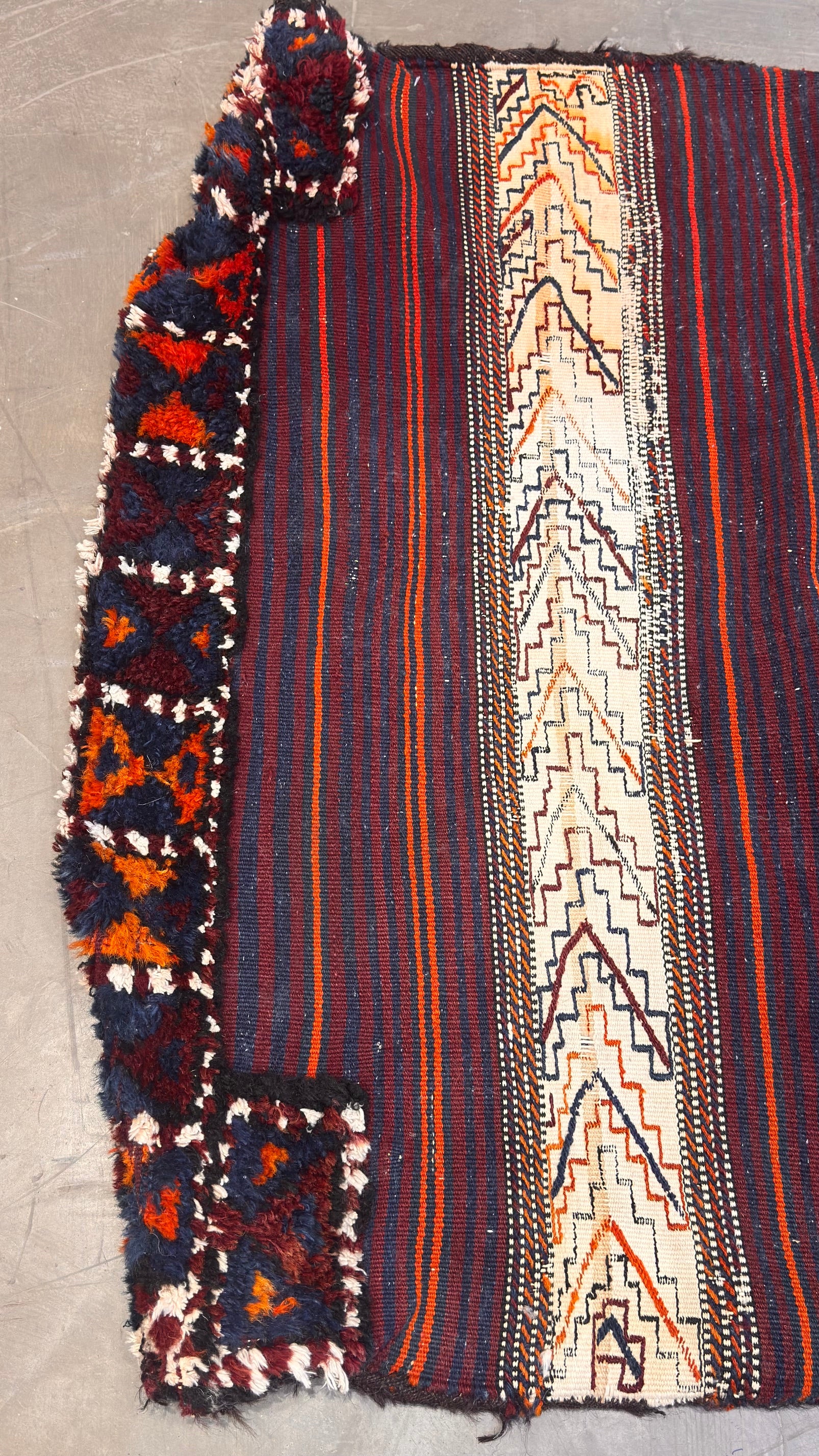 39479 Antique Bakhtiari wool Saddlebag 4'5"x3'2"