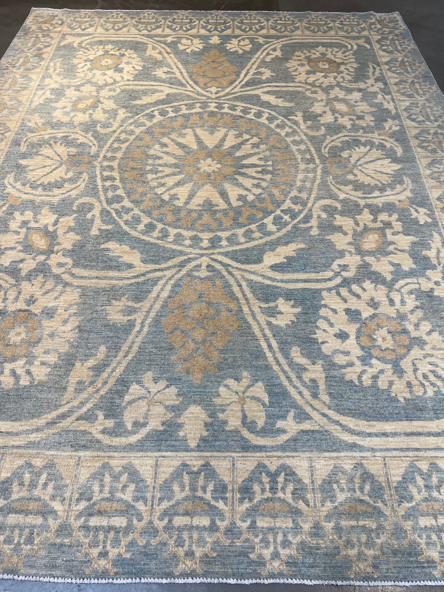 62460 8'x10'4" fine hand knotted wool pile rug
