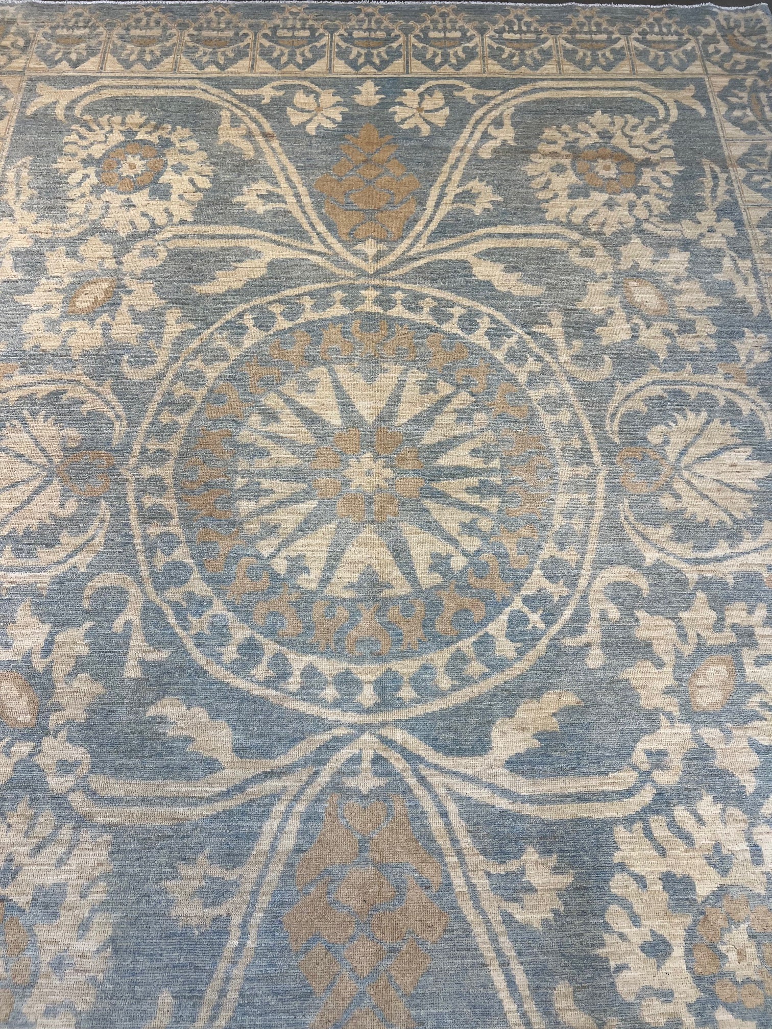 62460 8'x10'4" fine hand knotted wool pile rug