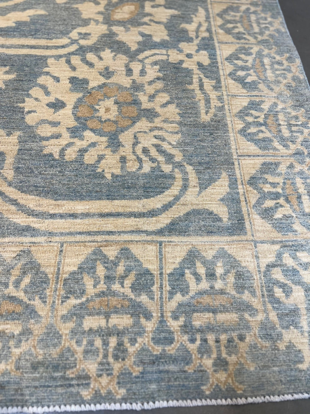 62460 8'x10'4" fine hand knotted wool pile rug