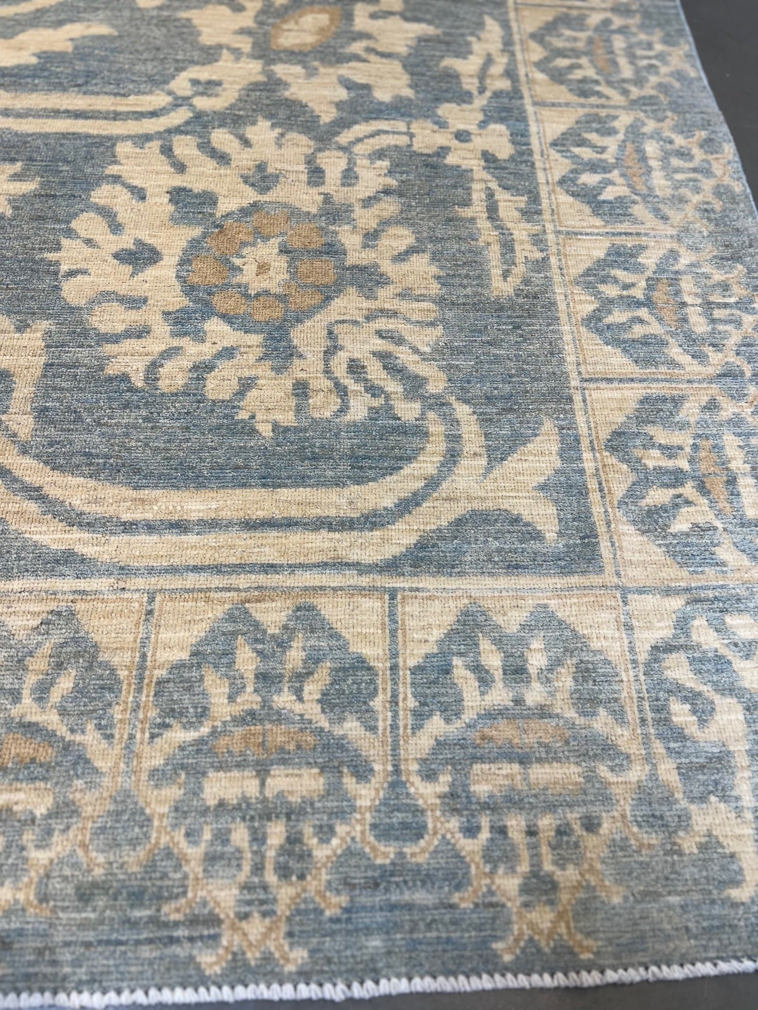 62460 8'x10'4" fine hand knotted wool pile rug
