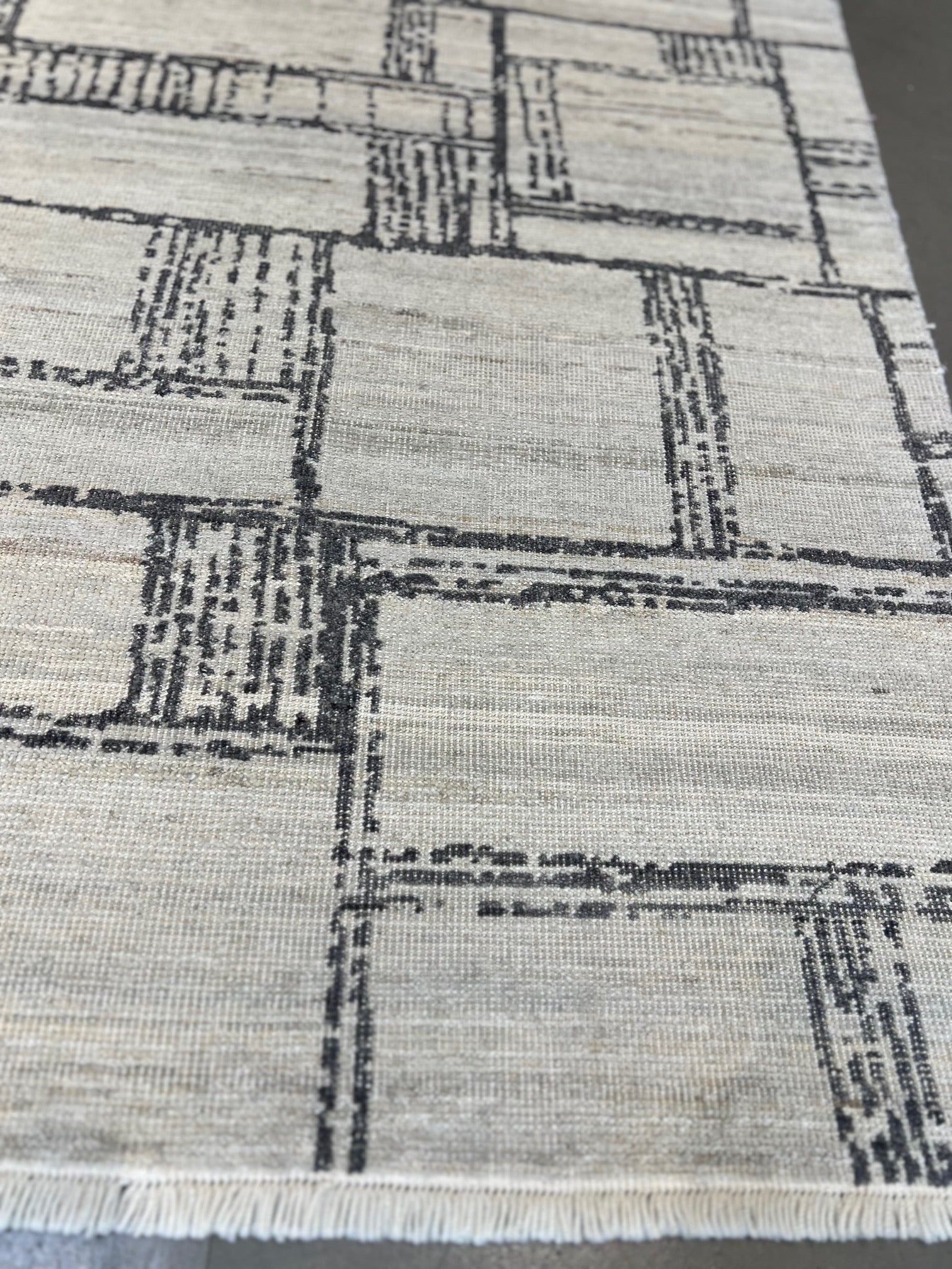 1017 8'x10' Tamarian Nepalese TM62 Black & White
