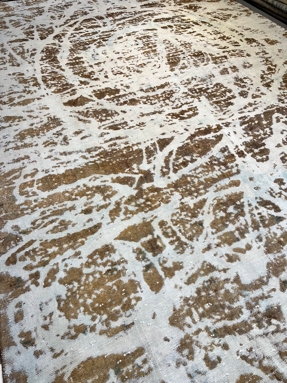 61638. 8'8"x13'6" Modernized Vintage Persian rug