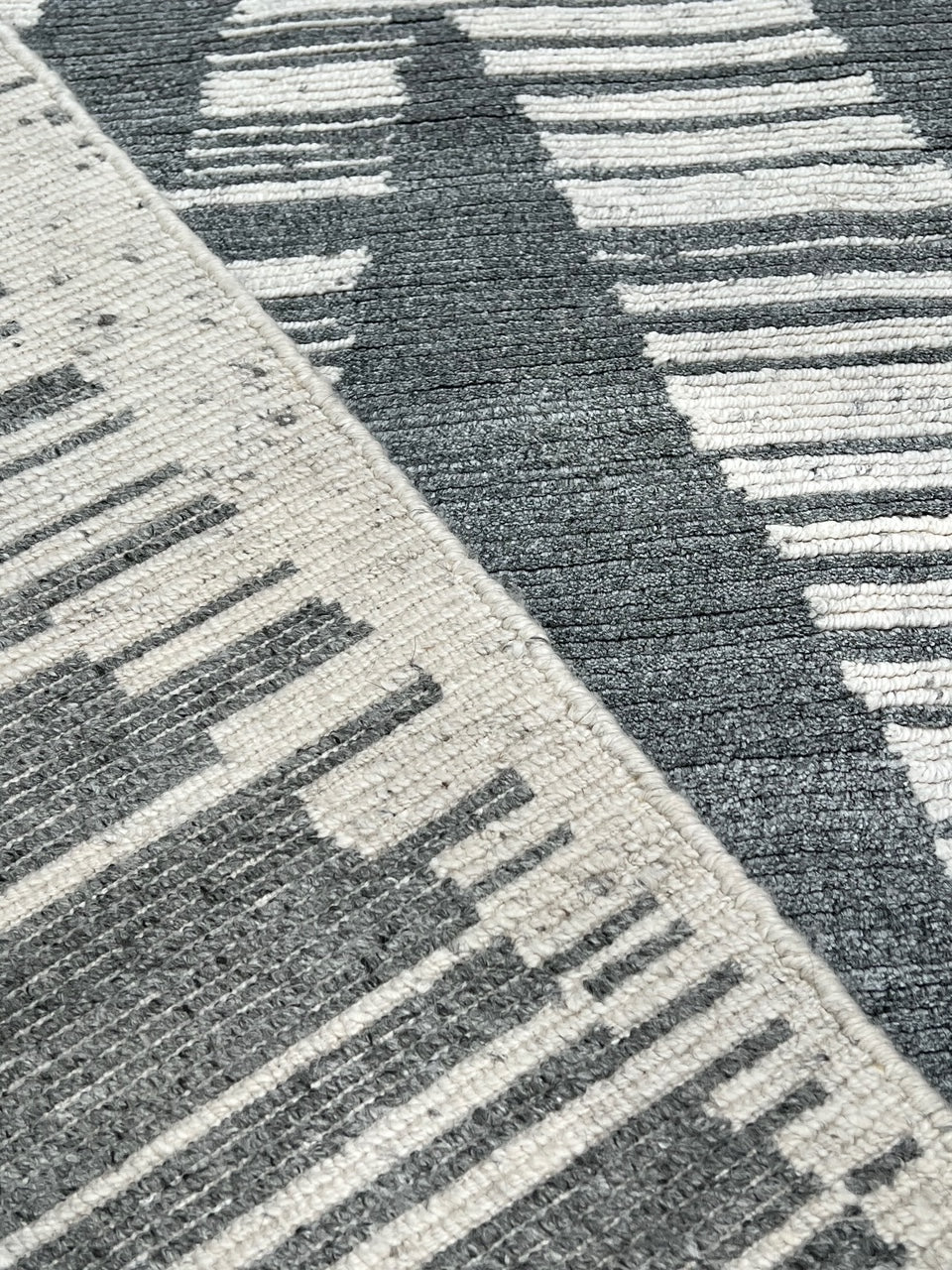 64179 India hand knotted Rug