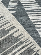 64179 India hand knotted Rug