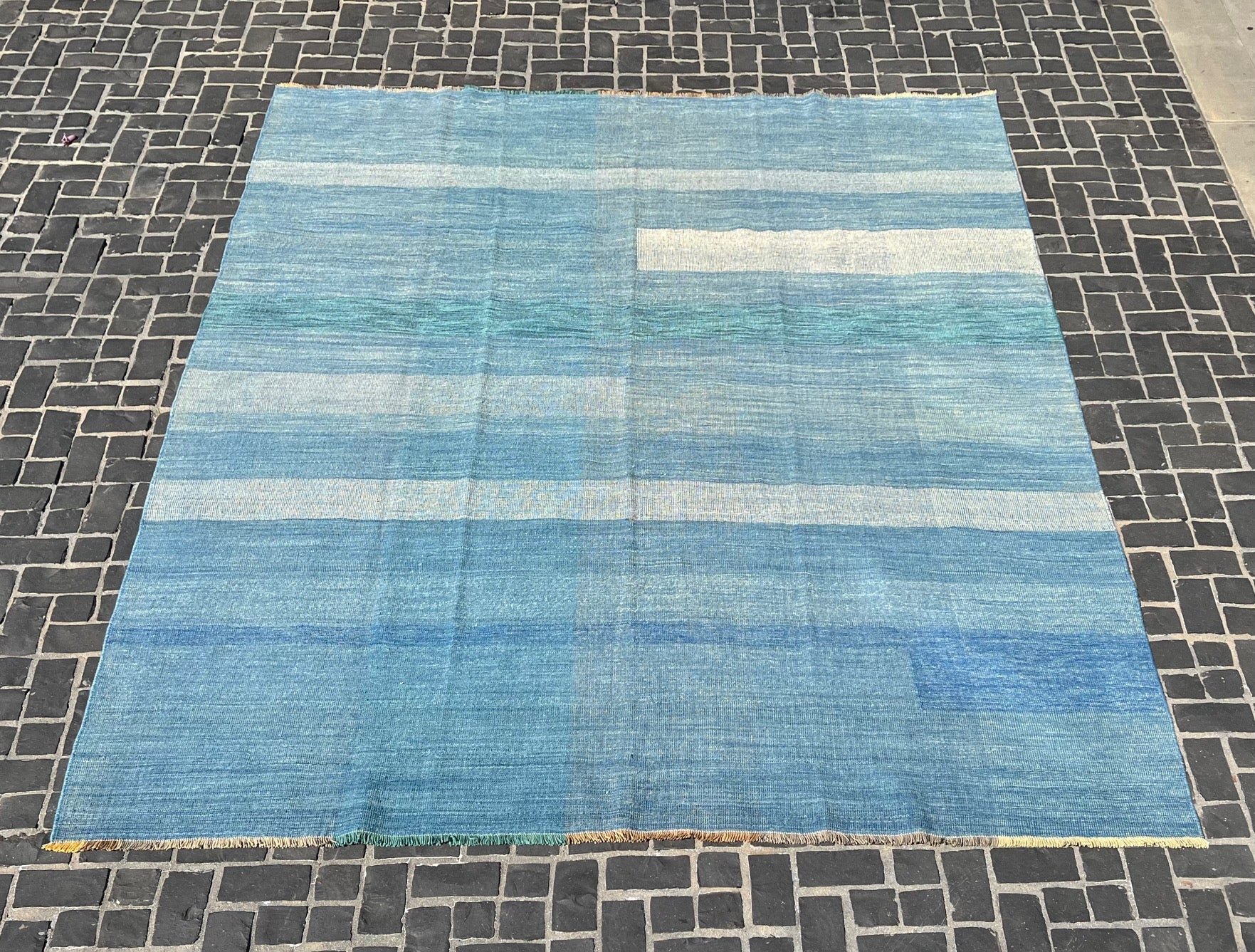 P182582. 9'x11'5" Fine Kilim