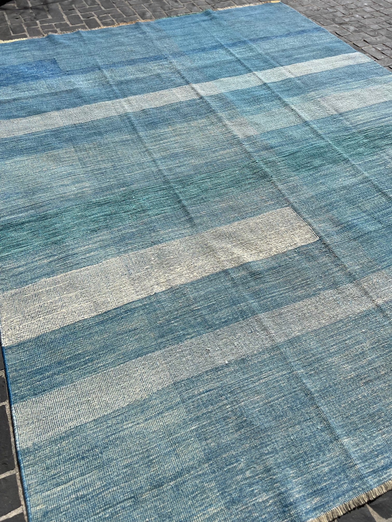 P182582. 9'x11'5" Fine Kilim
