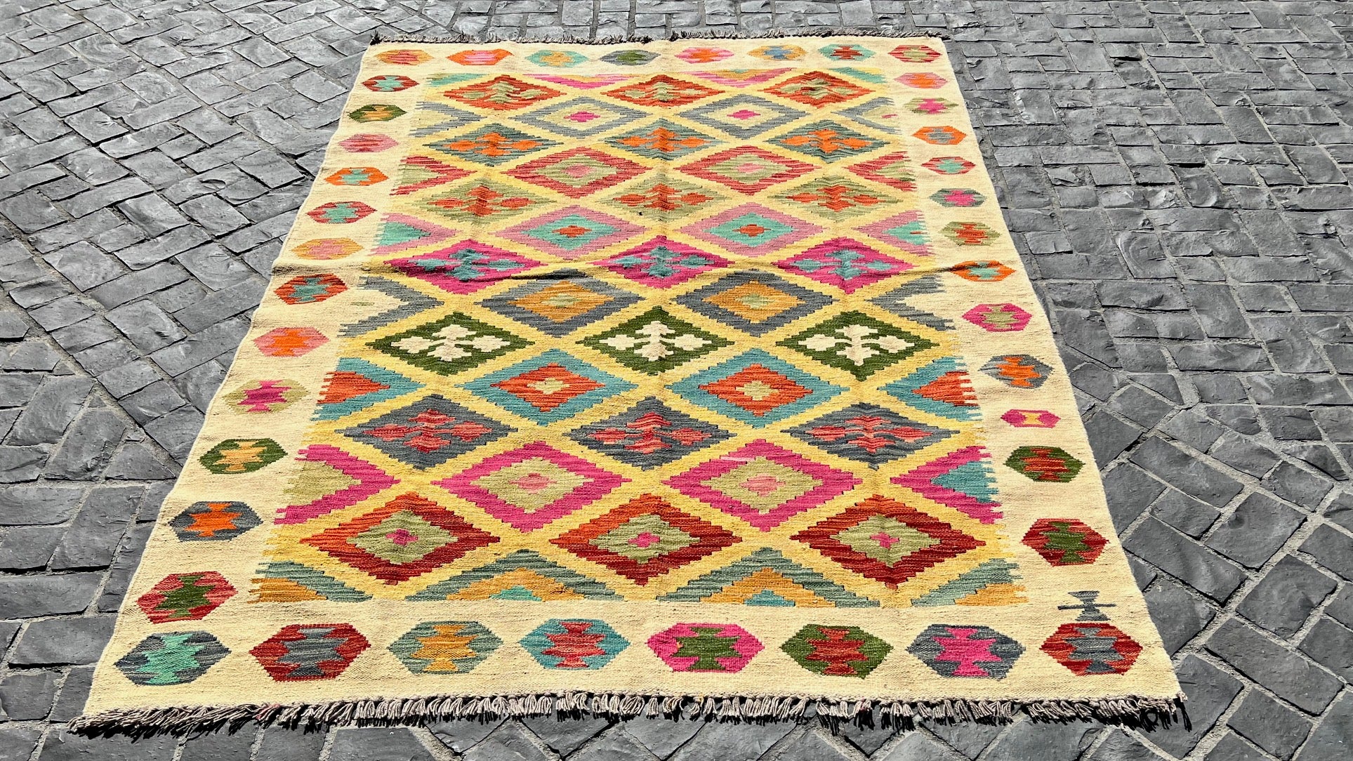 C81/357 Afgan Rug