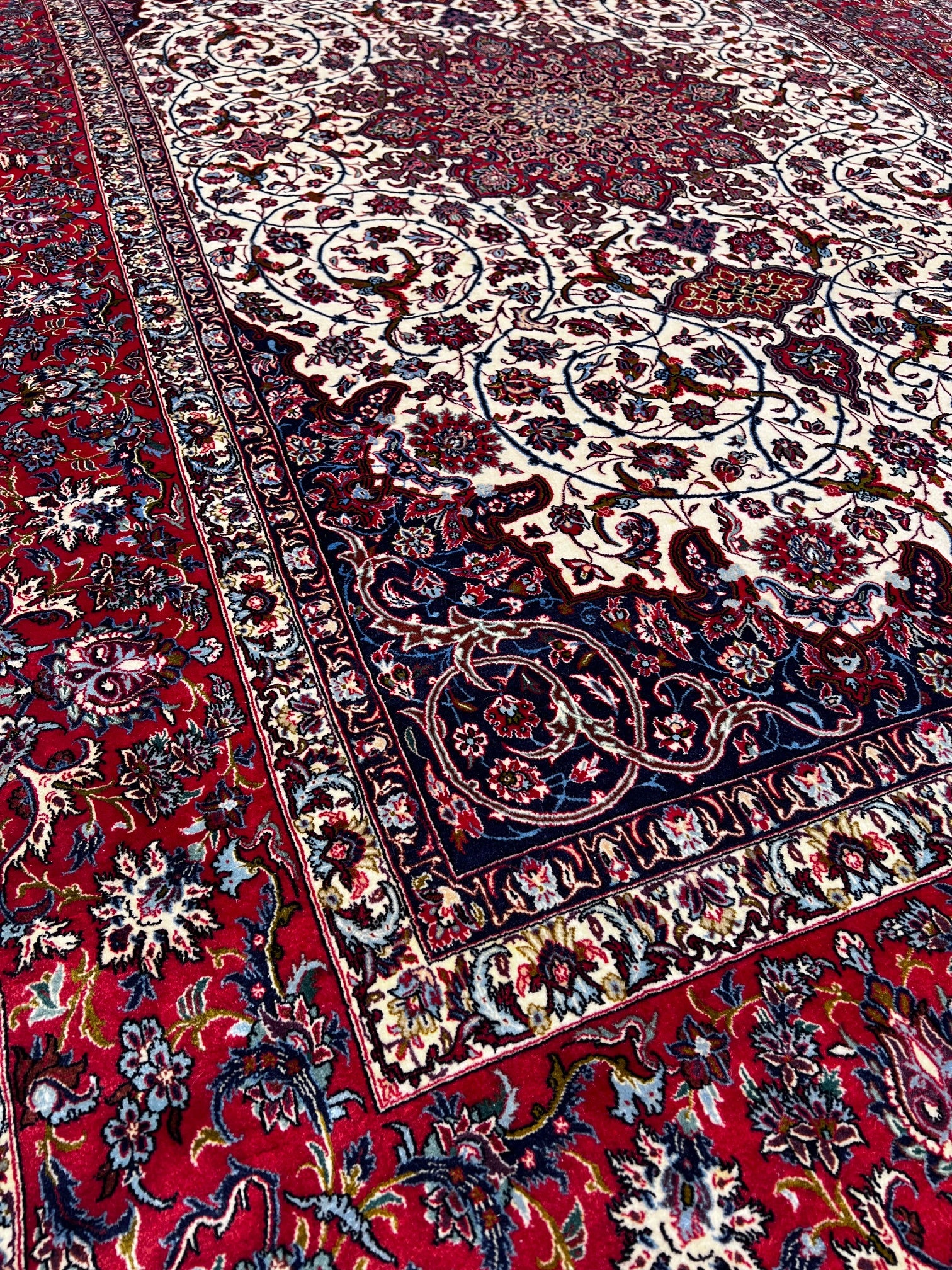 052425/A 6'6"x10'4" Fine Persian Isfahan