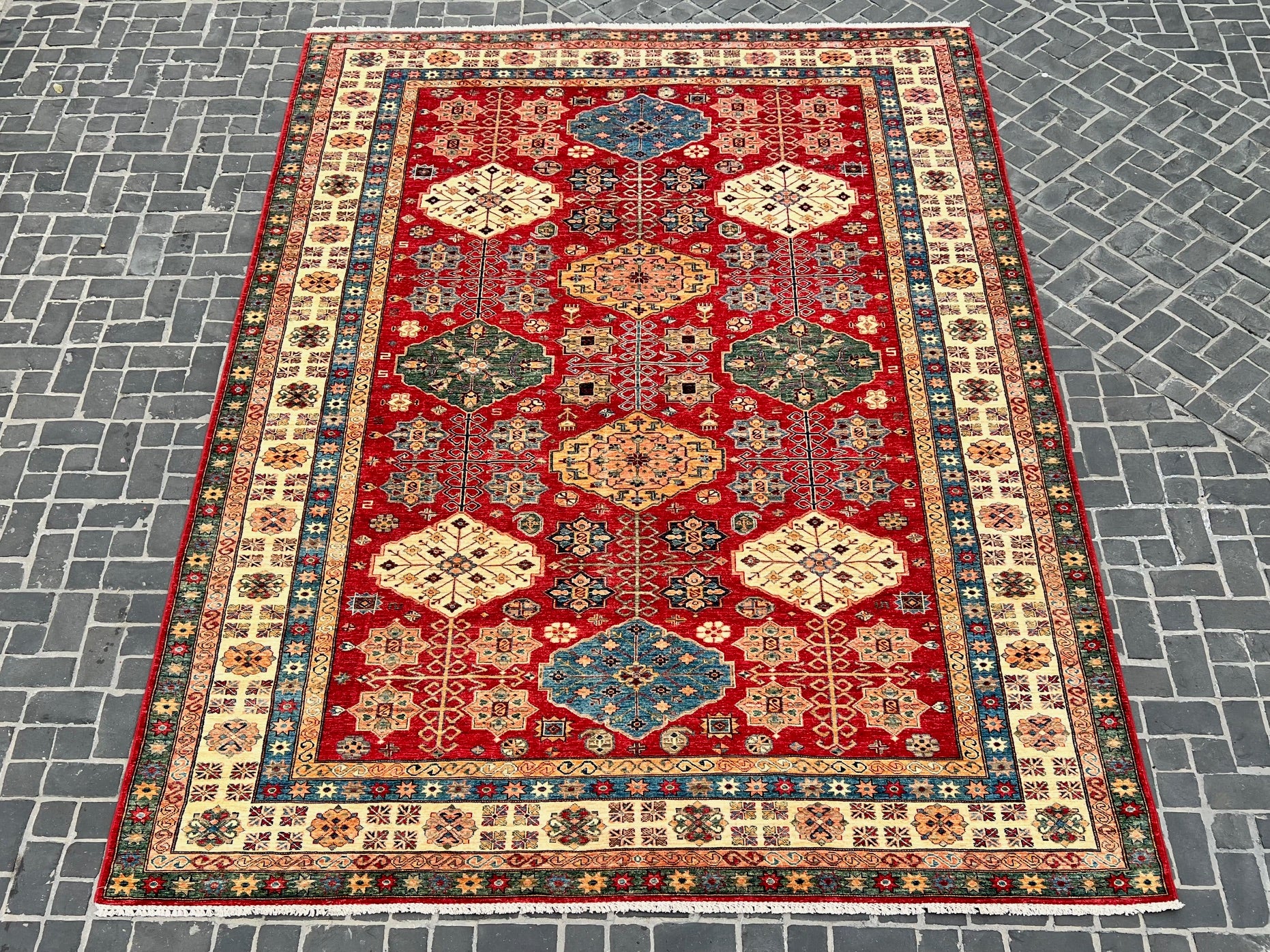 C16/61 Traditional Rug