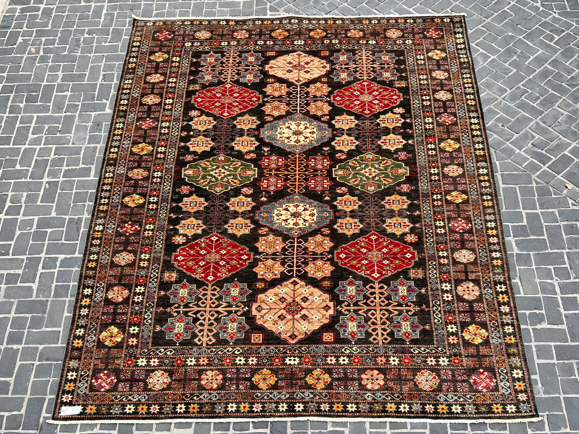 C39/393 Traditional Rug