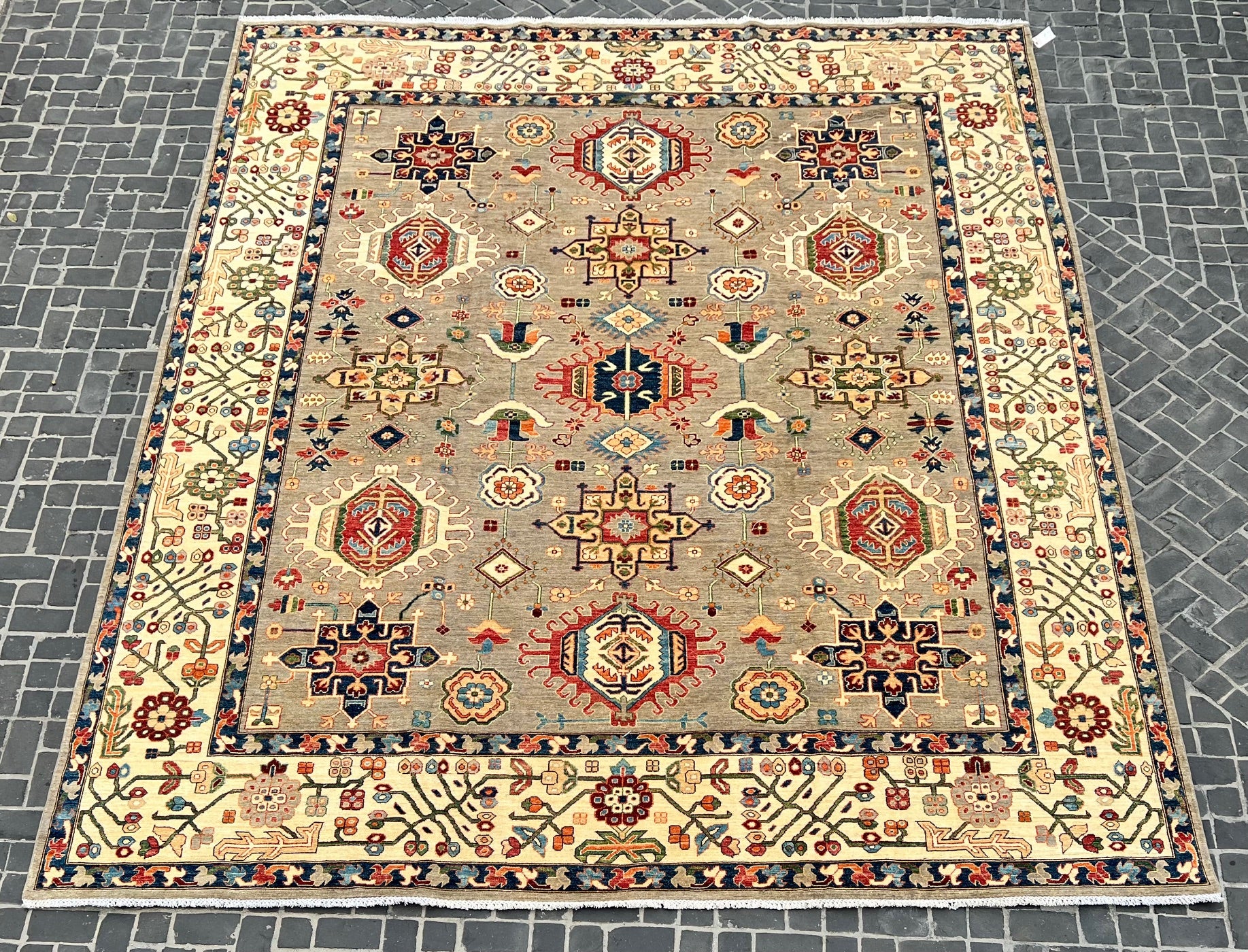C22/76 Traditional Rug