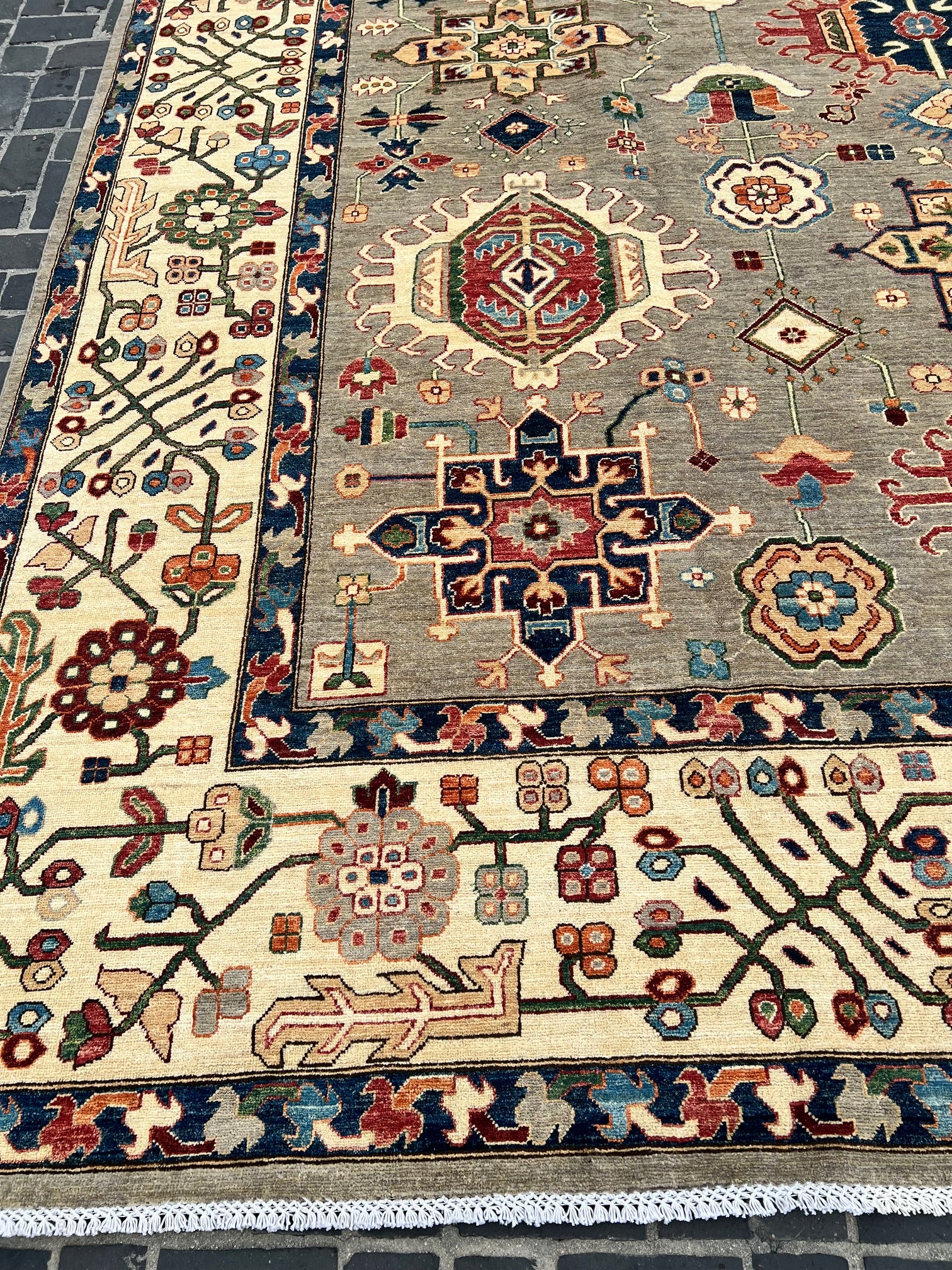 C22/76 Traditional Rug