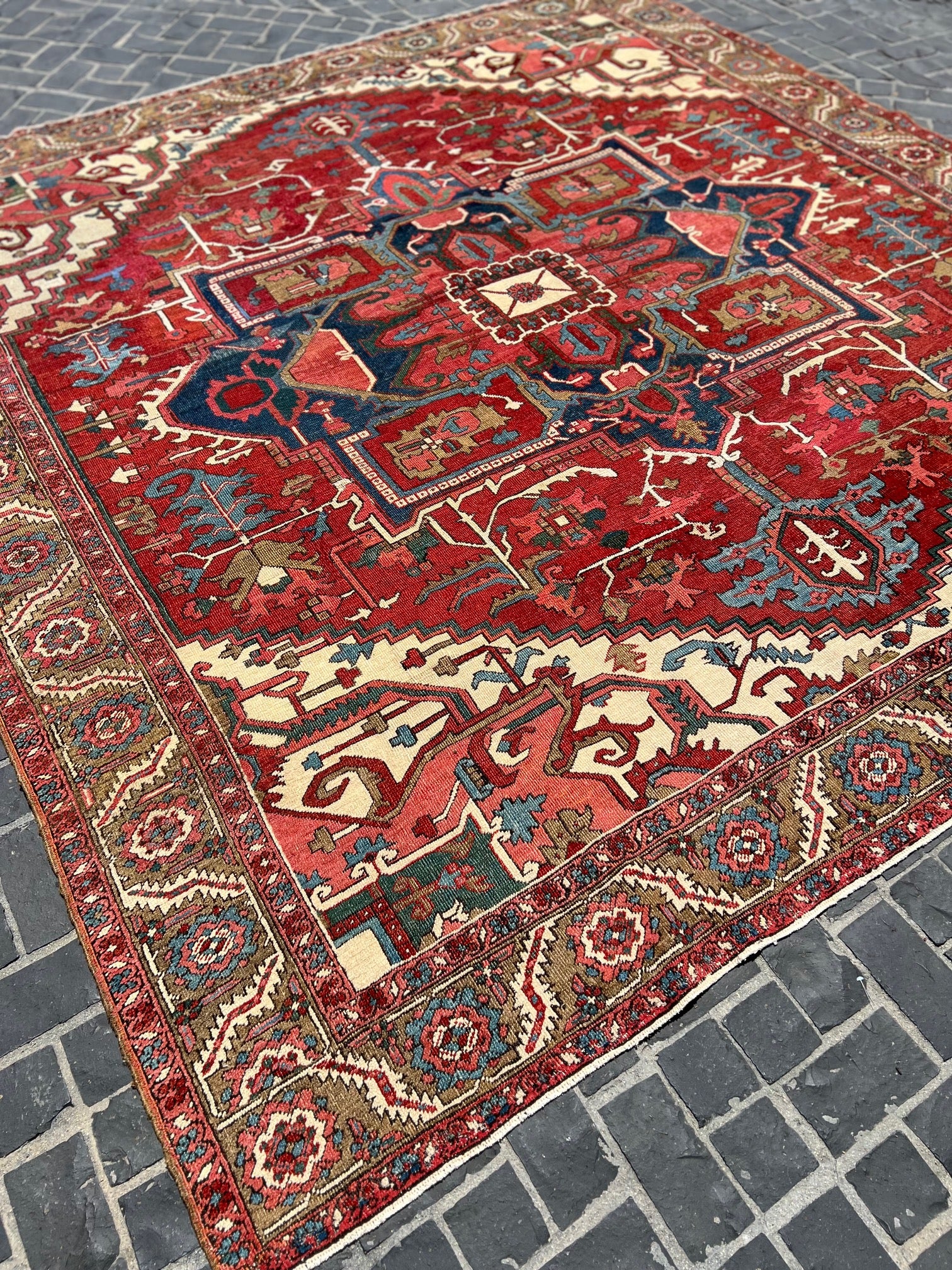 P82525 Antique Iran Heriz 9'10"x9'10"