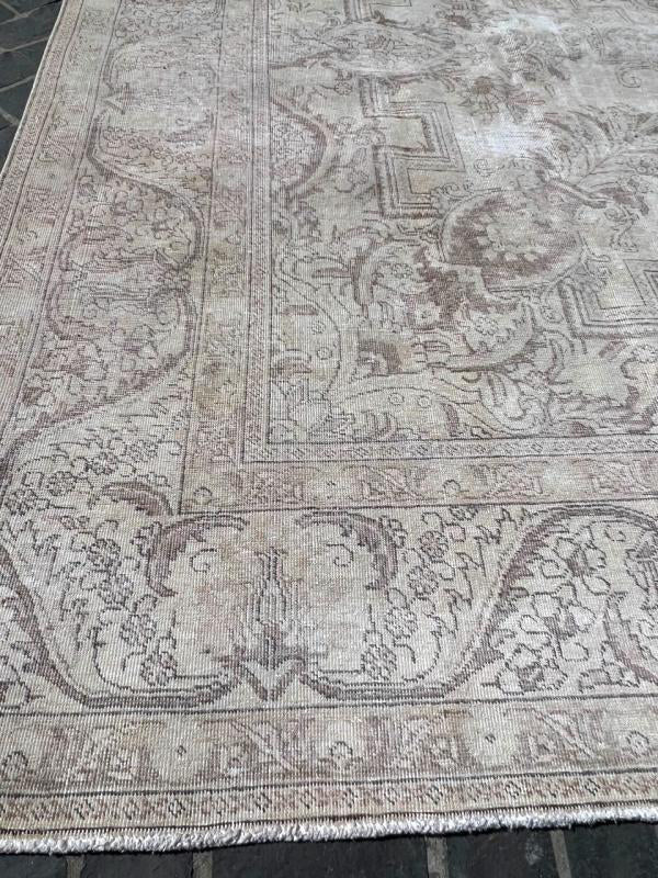 P64600023 Vintage 9'6" x 12'4"