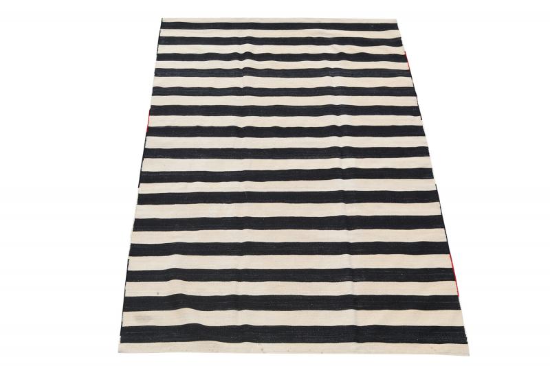 Turkish Black & White Kilim Rug - 5'3"x7'10"